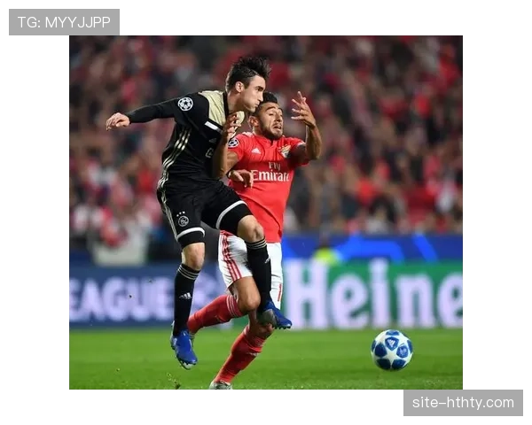 突发：本菲卡对阵阿贾克斯比赛因球场照明故障中断25分钟